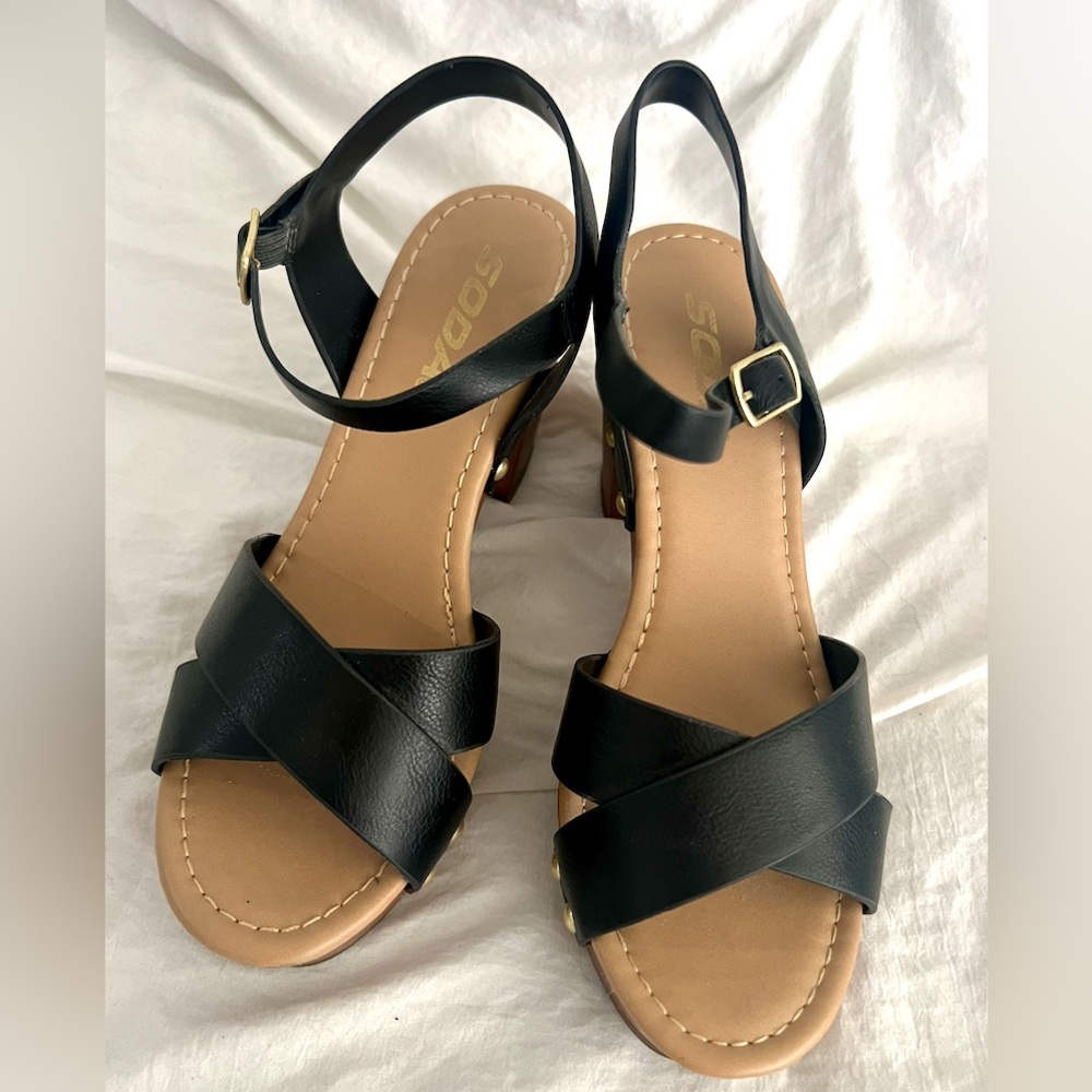 👑✅PRICE FIRM✅Black and Brown Strappy Studded Sandals - Picture 8 of 16